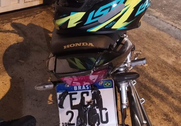 Polícia Militar apreende moto placa adulterada fita isolante em