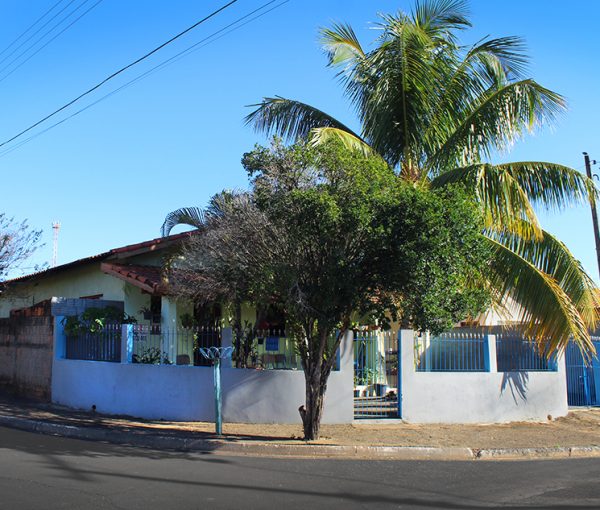 Casa de esquina à venda no Jardim Flamboyant em Holambra Casa de esquina à venda no Jardim Flamboyant em Holambra