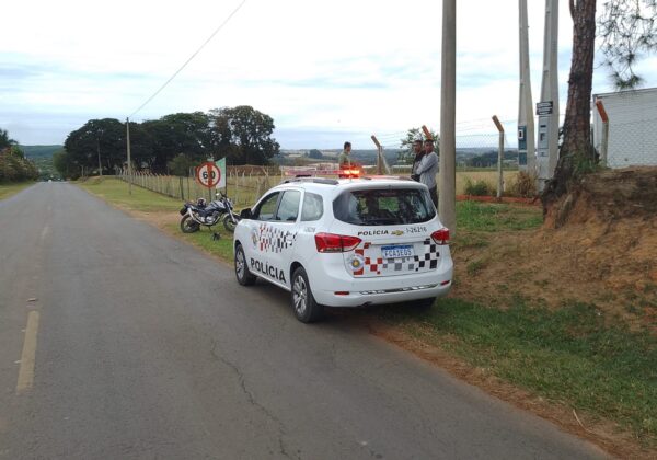 Carreta tomba carregada de papelão em Jaguariúna