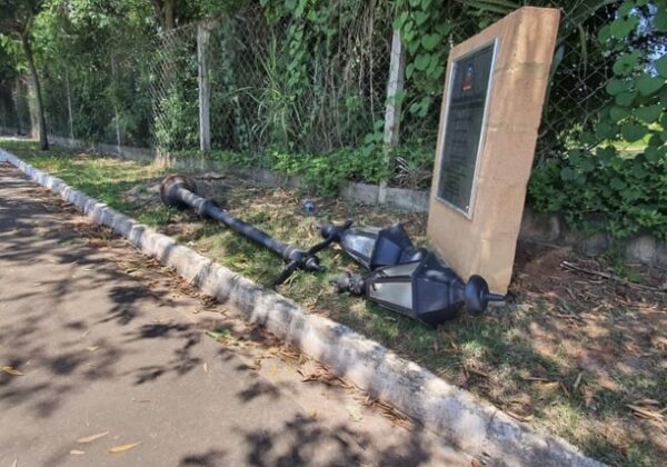 Carreta tomba carregada de papelão em Jaguariúna